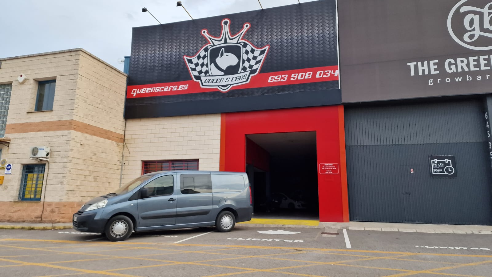 Fachada exterior de Queens Cars con logo distintivo