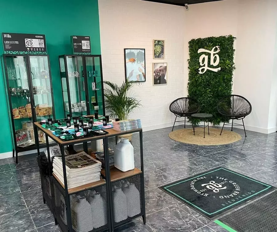 Interior tienda Growbarato en Pamplona